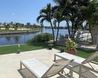 Tua'r Mor (seaward) a beautiful guest home overlooking the north sound. - Bodden Town - Veranda
