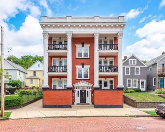 Historic Little Italy Two Bedroom w/ Private Drive - Cleveland - Building