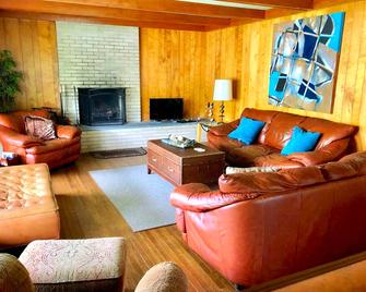 Cozy Lakefront Home on Beautiful Crystal Lake, Minutes from Elk Mountain - Carbondale - Sala de estar