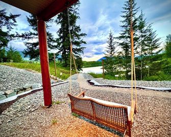 Lakeside Hot Tub Family-Friendly Cozy Retreat - Shuswap, Bc | Bossa Nova Lodge - Sorrento - Balkon