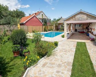 Holiday Home Velini Dvori - Šibenik - Pool