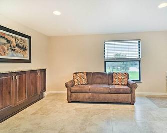 On-Site Pond Sleek Largo Studio Less Than 7 Mi to Beach! - Largo - Living room
