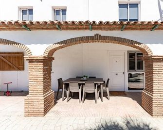 La Casa de Familia Biedt u dit 2 Kamer Appartement aan met Prachtig Uitzicht - Alhaurín el Grande - Innenhof