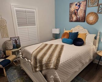 The Sugar Shack Cottage with Hot Tub - Tupelo - Schlafzimmer