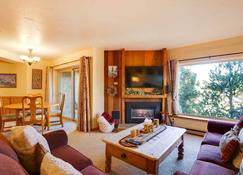 Cozy Ski-Inandski-Out Breckenridge Condo Mtn Views! - Breckenridge - Living room