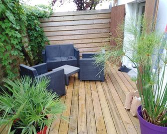 Appart Terrasse Végétale bord Plages bassin - Арес - Патіо