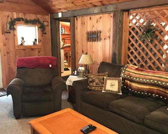 Rustic Cabin on Mccauley Mountain, One Minute From Downtown Old Forge. - Old Forge - Living room