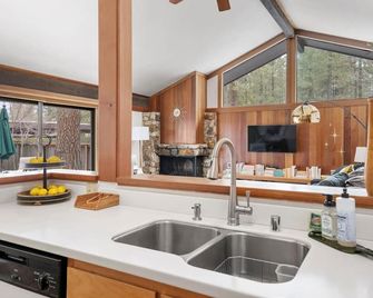 Modern Luxury Golf Cabin, Pets, A/C, couples - Graeagle - Kitchen