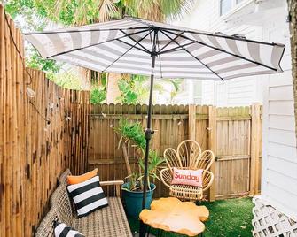 The Twisted Tulip-a curious stay - St. Petersburg - Patio