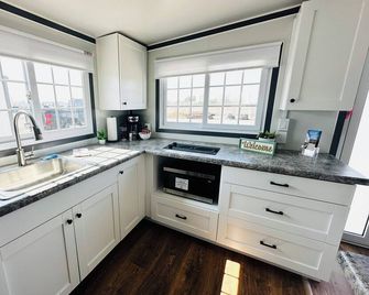 Cozy, Private 2 bedroom BoxHouse in Pecos: Queen bed with Twin over Full Bunk Be - Pecos - Küche