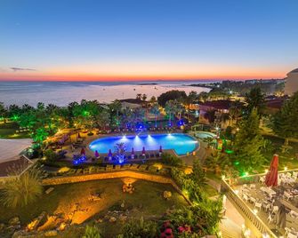 Justiniano Deluxe Resort - אוקורצ'אלאר - בריכה