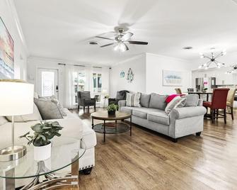 Spacious 4BR 3BA w Heated Pool, 3 Miles to Beach - Lighthouse Point - Living room