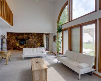 Waterfront Luna Pier Home 14 Mi to Downtown Toledo - Erie - Living room