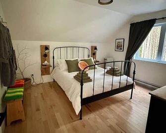 Cosy chalet with private spa and sauna just 700m from Vallée-Bras-du-Nord! - St-Raymond - Chambre