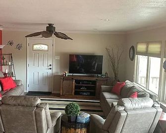 2 bedroom 2 bath with lake front view - Brownwood - Wohnzimmer
