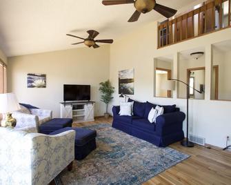 One Minute To Road America - One Hour From Green Bay - Plymouth - Living room