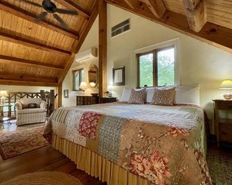 Creekside Fairytale Cottage-Hot Tub-Cozy Fireplace - Hot Springs - Habitación