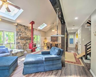 Peaceful New Market Cabin w/ Deck & Fire Pit! - New Market - Living room