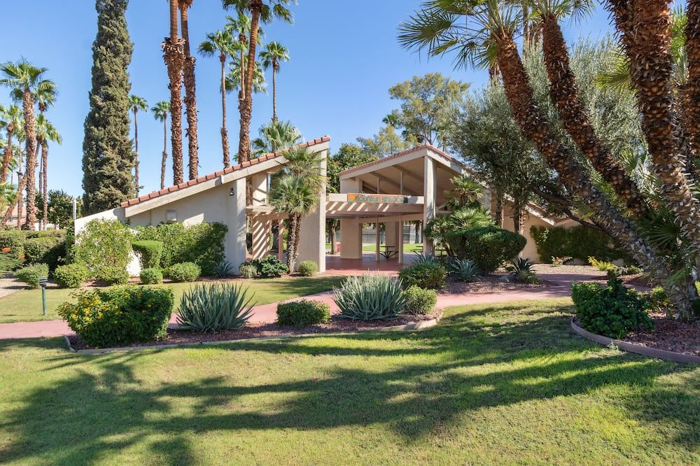 4 bedroom townhouse with 6 pools, 2 golf courses, hot tub, tennis & pickleball - Palm Springs - Gebäude