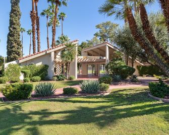 4 bedroom townhouse with 6 pools, 2 golf courses, hot tub, tennis & pickleball - Palm Springs - Edificio