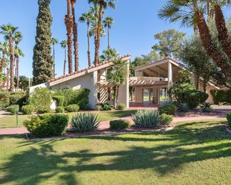 4 bedroom townhouse with 6 pools, 2 golf courses, hot tub, tennis & pickleball - Palm Springs - Gebäude