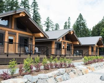 Rowenas Inn On The River - Harrison Hot Springs - Edificio