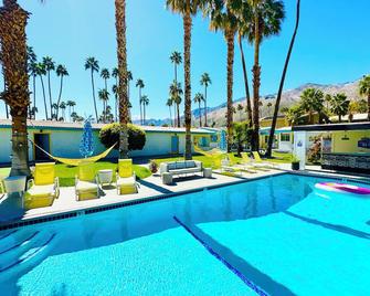 إيه بلايس إن ذا صن - بالم سبرينغس - حوض السباحة