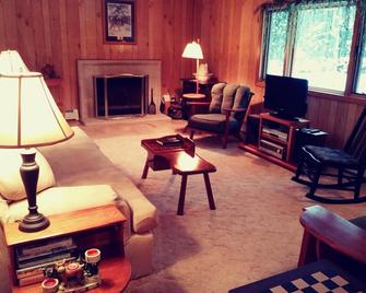 Adventures in the Northwoods - Watersmeet - Sala de estar