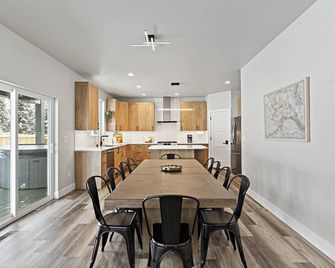 Strutz · Luxury Home Minutes from Skiing With Hot Tub! - Anchorage - Dining room