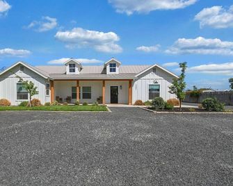 The Modern Farmhouse - Yuba City - Edificio