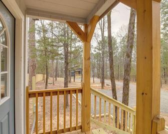 Steps to Greers Ferry Lake Tumbling Shoals Cabin! - Heber Springs - Balcony