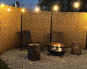 Luxury Train Caboose with loft and firepit-Sleeps 4-Fredericktown, MO. - Fredericktown - Patio