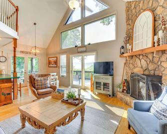 Mountain Cabin with Covered Decks and Fire Pit! - Blairsville - Sala de estar