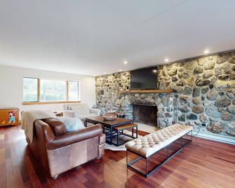 Mountain view dog-friendly house w/ two fireplaces, BBQ, w/d, jacuzzi, wifi, a/c - Morrisville - Living room