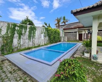 Urbanview Hotel Kumala Banyuwangi by RedDoorz - Banyuwangi - Pool