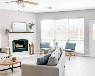 Very Homey 4bdr w covered patio! - Tomball - Living room