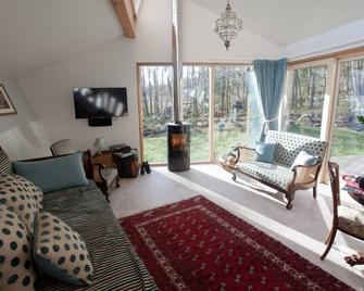 Knoydart Hide Award Winning Honeymoon Hideaway w/ Sauna + Hot tub Sleeps 2 - 4 - Mallaig - Wohnzimmer