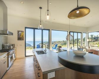 Luxurious spacious new home near the beach with great views, privacy, and sauna - Albion - Cocina