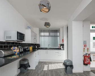 OYO The Pickering Park Hotel - Hull - Kitchen