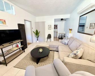 El Rancho Robles - Oracle - Living room