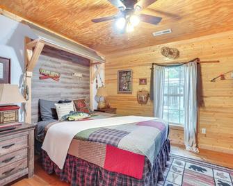 Just Fur Relaxin Sevierville Cabin with Hot Tub! - Sevierville - Habitación