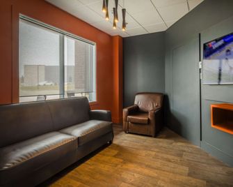 Quality Inn & Suites - Victoriaville - Living room