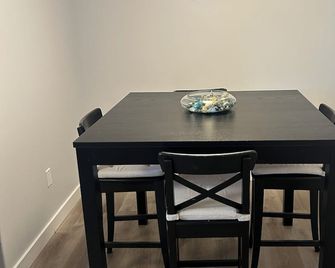 Basement suite with full kitchen - Airdrie - Eetruimte