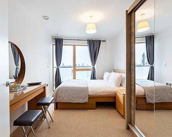 Trendy Queen's Park Apartment with Views across London - London - Bedroom