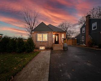 A bright & chic 2 bedroom urban apartment - Orangeville - Building