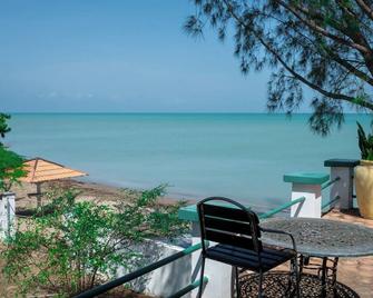 Indigo Beach Resort - Black River - Patio