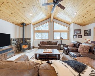 Cabin Retreat w/ Hot Tub & Fireplace - Near Northstar and Downtown Truckee - Truckee