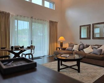Mchenry Riverside Retreat Comfort - McHenry - Obývací pokoj