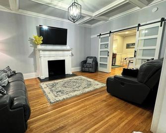 The Park House A 5 Bedroom Retreat w/Game Room & - Huntington - Vardagsrum