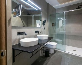 Aquitania Home Suites - Seville - Bathroom